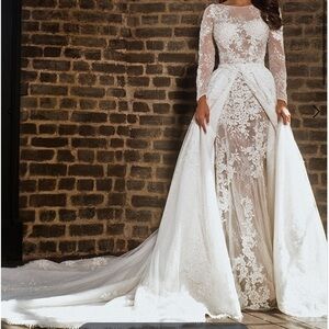 Autumn Silk beautiful gown never worn size 38 purchased from Eva’s Bridal